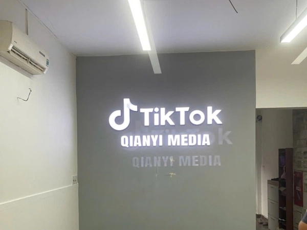 Bảng hiệu QIANYI MEDIA