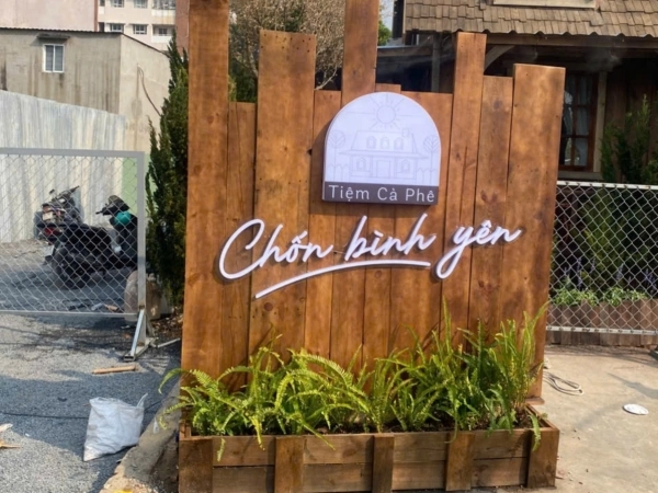 Bảng hiệu Cà phê Chốn Bình Yên